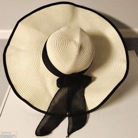 No Brand Accessories - Women's Wide Brim Floppy  Hat - NWOT